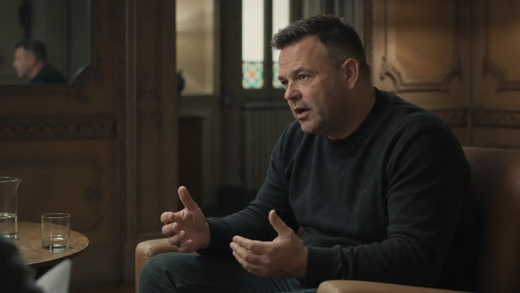 José Elías en primer plano hablando durante la entrevista en Lo de Évole, gesticulando con las manos. Al fondo se aprecia a Jordi Évole reflejado en un espejo.